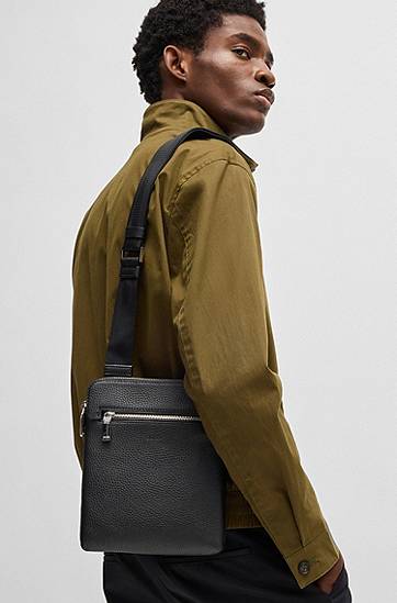 Skuldertaske BOSS Grained Italian Leather Envelope Bag with Embossed Logo and Front Zip Pocket Sort | 50529289, 1