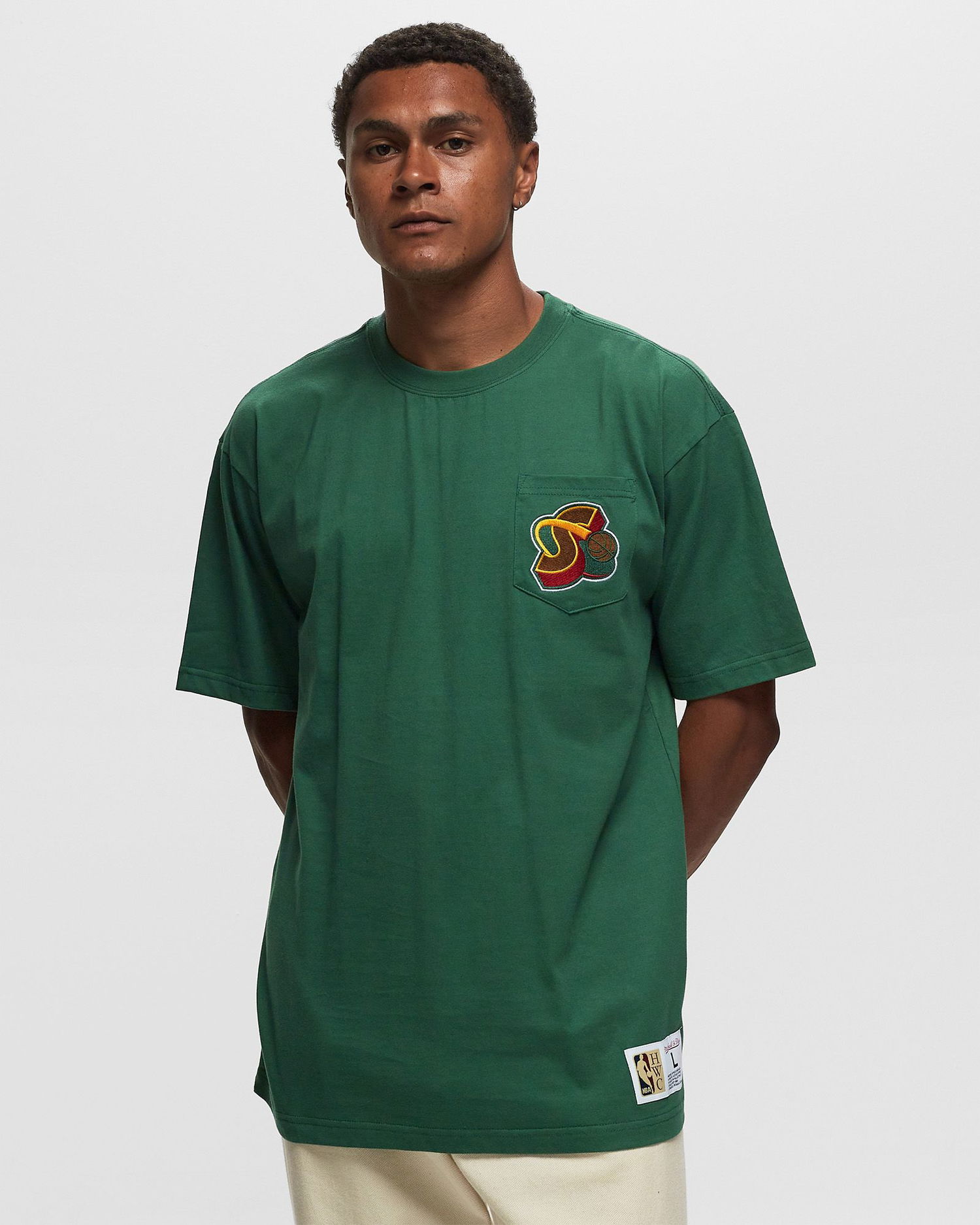 T-shirt Mitchell & Ness NBA PREMIUM POCKET TEE SEATTLE SUPERSONICS Grøn | TCRW6277-SSUYYPPPDKGN, 1
