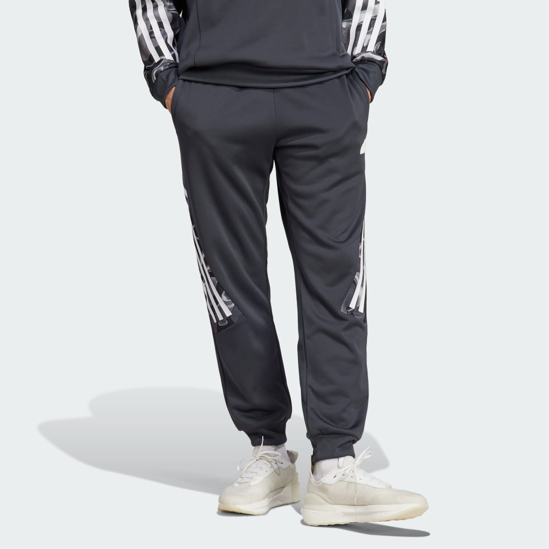 Bukser og jeans adidas Originals Future Icons Allover Print Sort | IB6127, 1