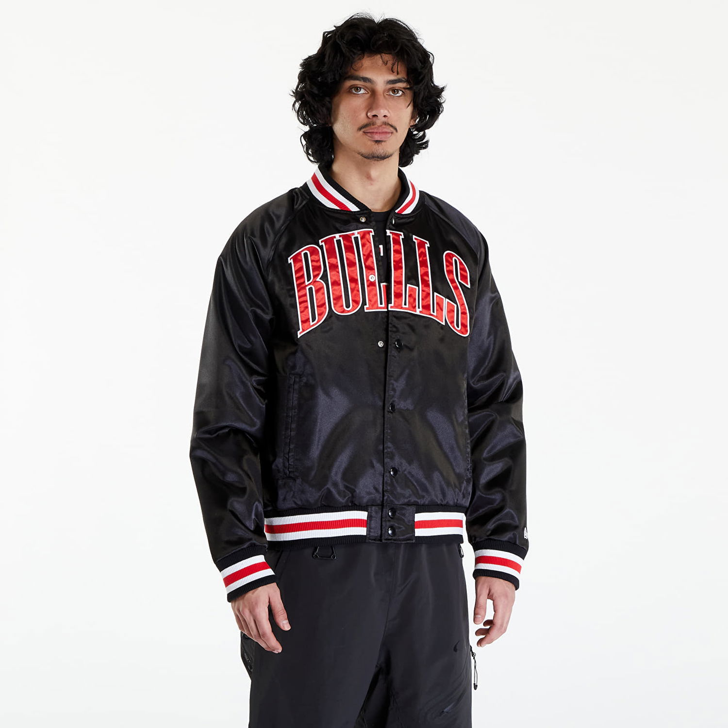 Bomberjakke New Era Chicago Bulls NBA Applique Satin Bomber Jacket UNISEX Black/ Front Door Red Sort | 60435456, 0