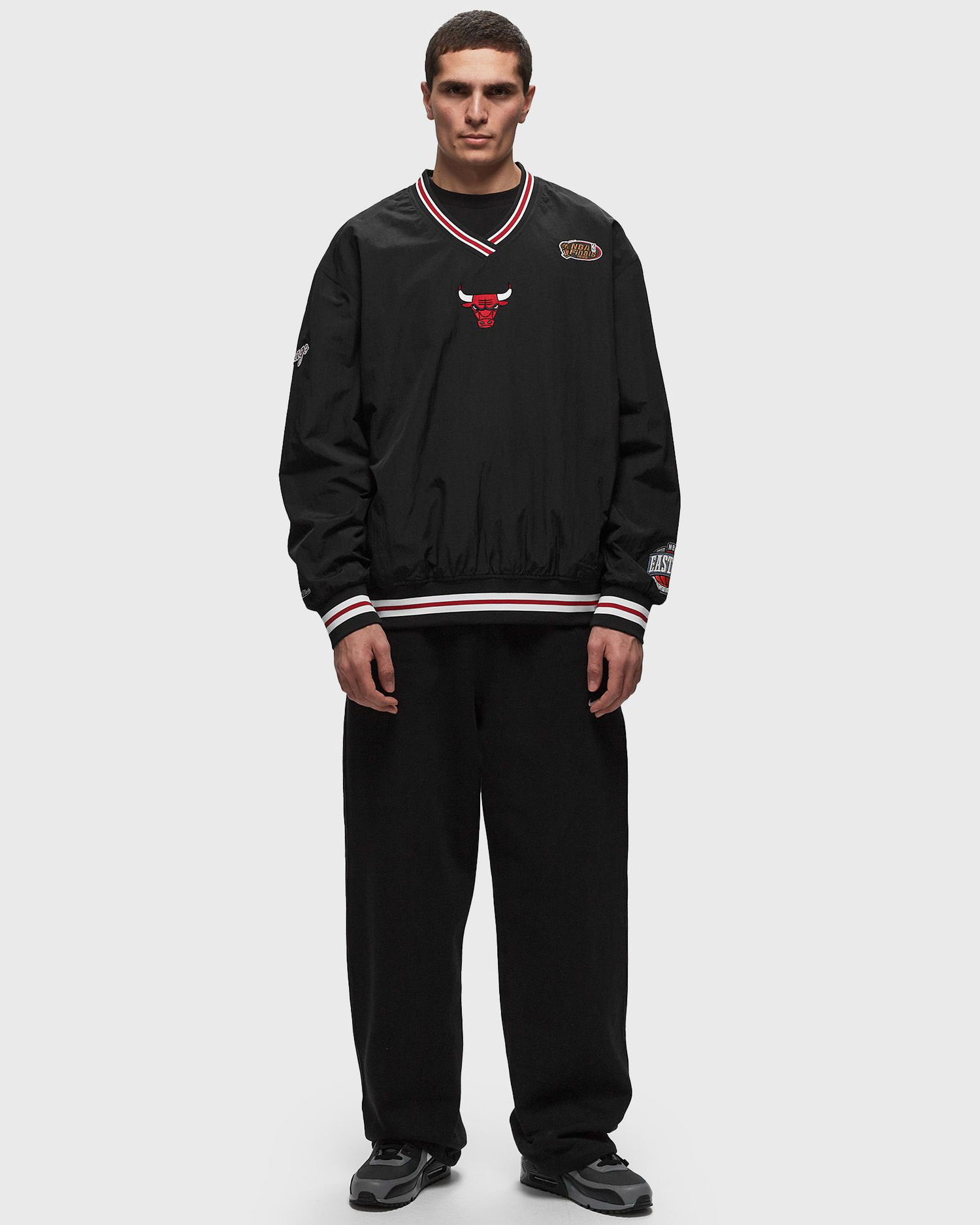 Sweatshirt Mitchell & Ness NBA CLASSIC NYLON PULLOVER VINTAGE LOGO CHICAGO BULLS Sort | OJPO7025-CBUYYPPPBLCK, 1