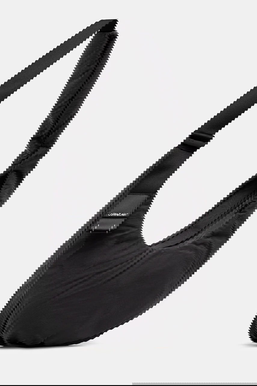 Skuldertaske côte&ciel Padded Sling Bag Hyco S Sort | 29208.119, 1