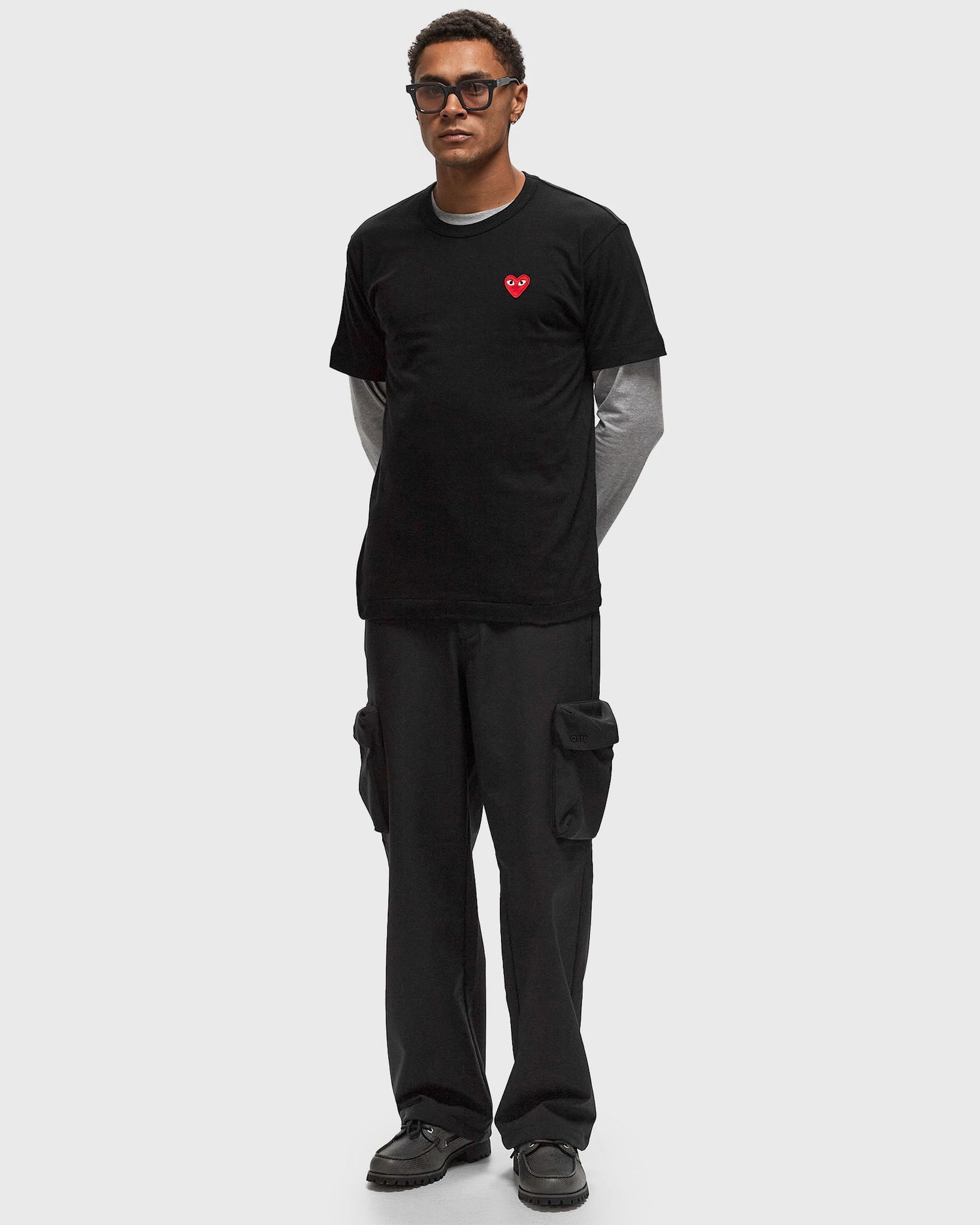 T-shirt Comme des Garçons Black Short Sleeve T-Shirt With Red Emblem Sort | AX-T108-051-BLACK, 1