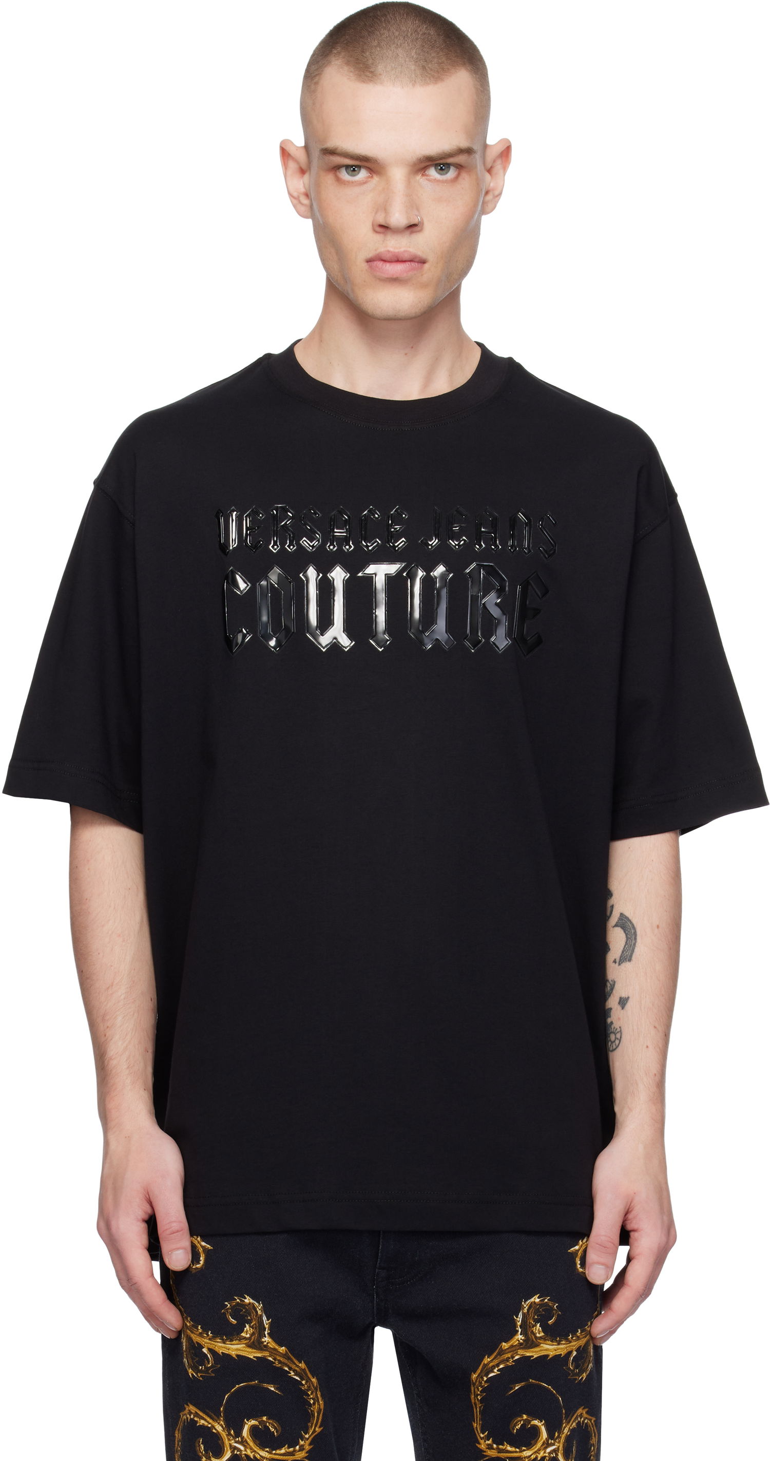 T-shirt Versace Gothic Logo Relaxed Fit T-Shirt Sort | E77GAHL02_ECJ01L, 0