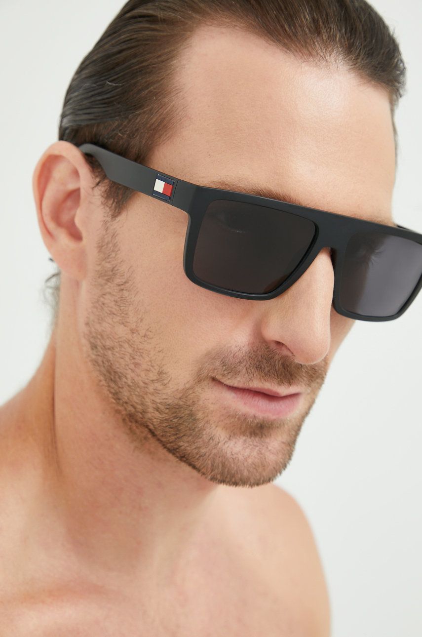 Solbriller Tommy Hilfiger Tommy Hilfiger Square Sunglasses Sort | TH.1605/S, 0