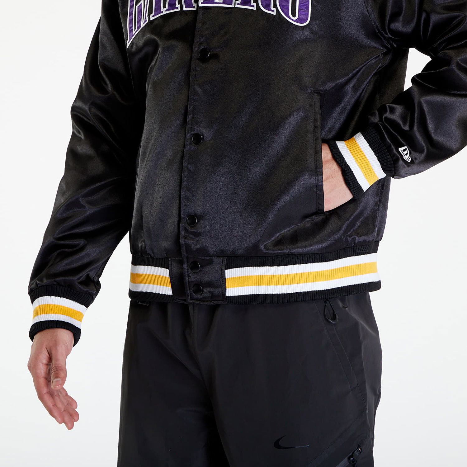 Bomberjakke New Era LA Lakers NBA Applique Satin Bomber Jacket UNISEX Black/ True Purple Sort | 60435452, 1