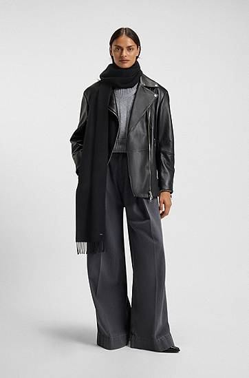 Tørklæde BOSS Fringed wool scarf with logo rivet Sort | 50517216, 1