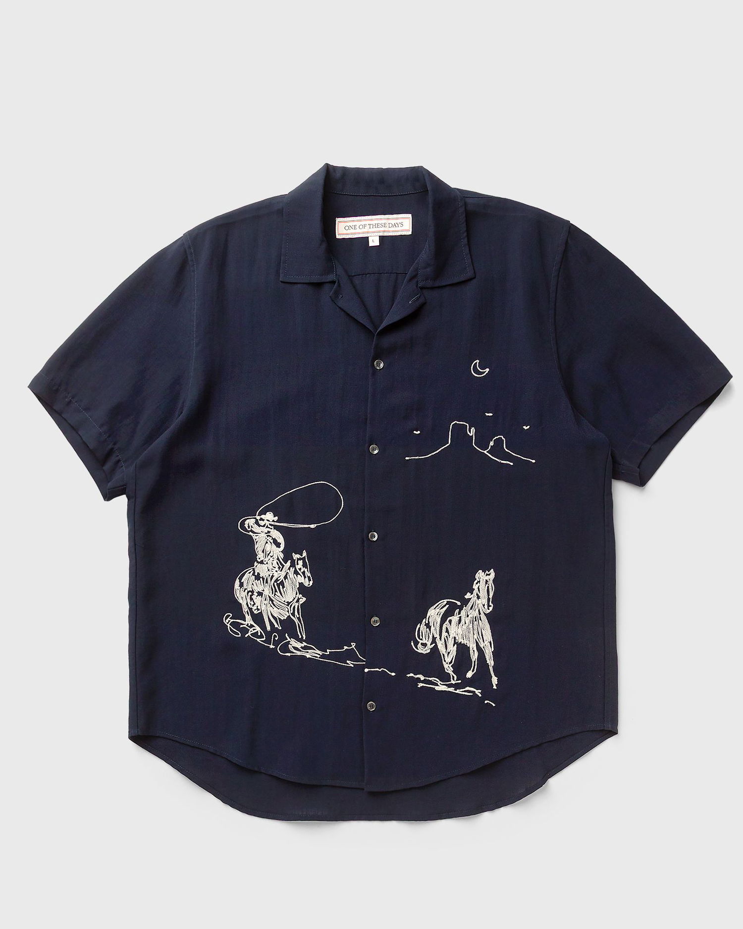 Skjorte One of These Days Into The Distance Cowboy Embroidered Camp Shirt Mørkeblå | 01C-16-005-NAVY, 1