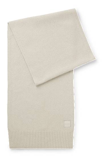Tørklæde BOSS Ribbed-hem plain-knit scarf with woven logo badge Beige | 50522445, 0