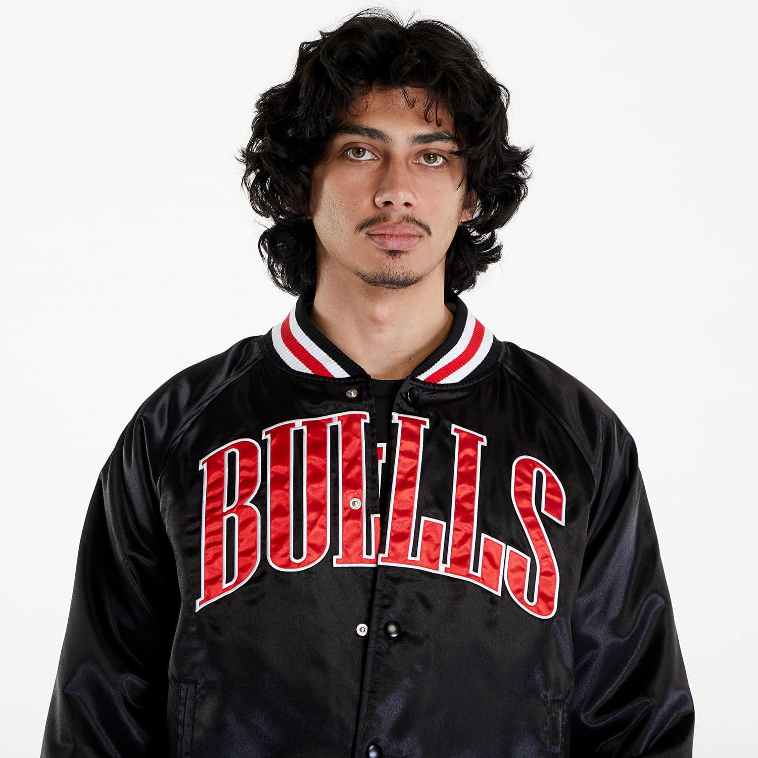 Bomberjakke New Era Chicago Bulls NBA Applique Satin Bomber Jacket UNISEX Black/ Front Door Red Sort | 60435456, 1