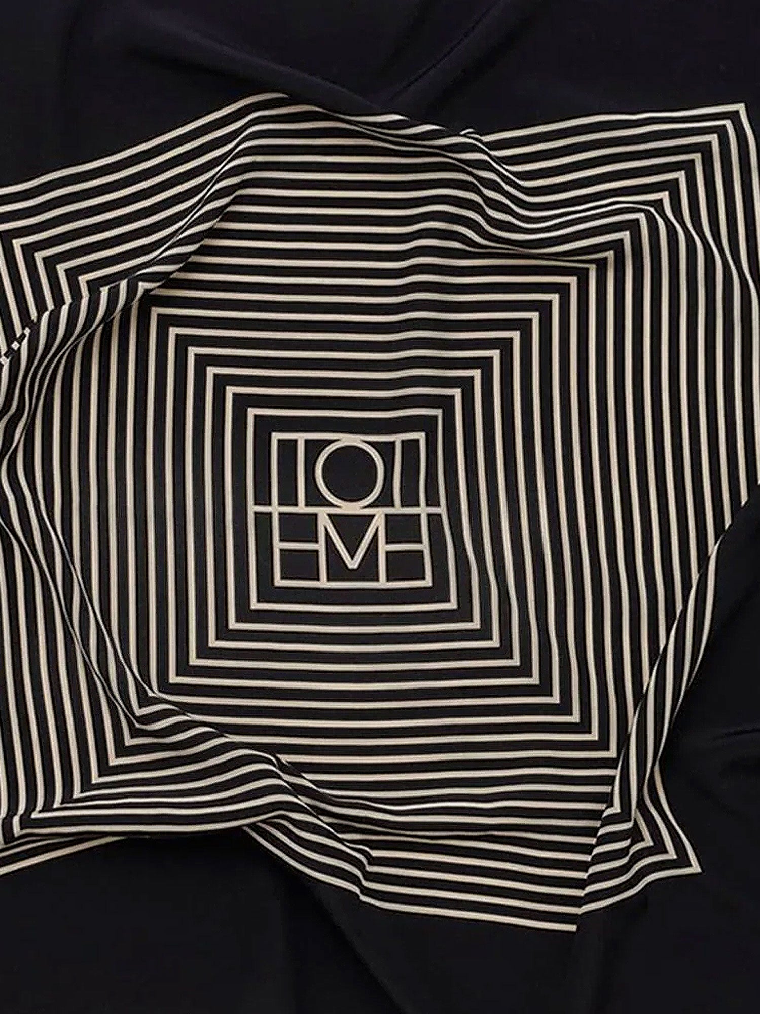 Tørklæde TOTEME Geometric Print Silk Foulard by Sort | 211853801902, 1