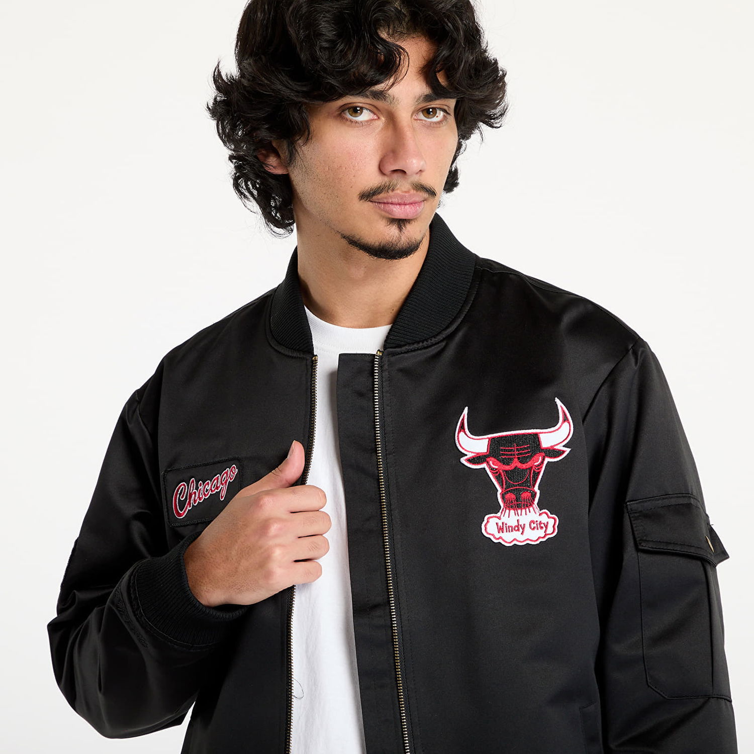 Bomberjakke Mitchell & Ness Team Leader Satin Vintage Bulls Bomber Jacket Sort | JK8095-CBUBLCK, 1