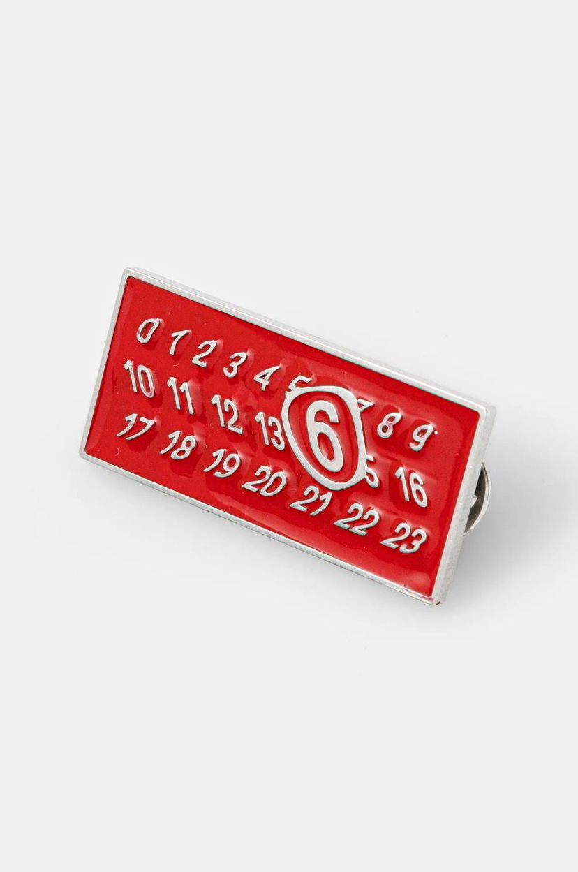 Stift Maison Margiela Numbers Logo Red Enamel Pin Rød | SM7VK0021.P7070