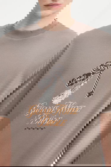 T-shirt Drôle de Monsieur Drôle de Monsieur Le Tshirt Grand Hotel Graphic T-Shirt Brun | H.TS261.CO002, 3