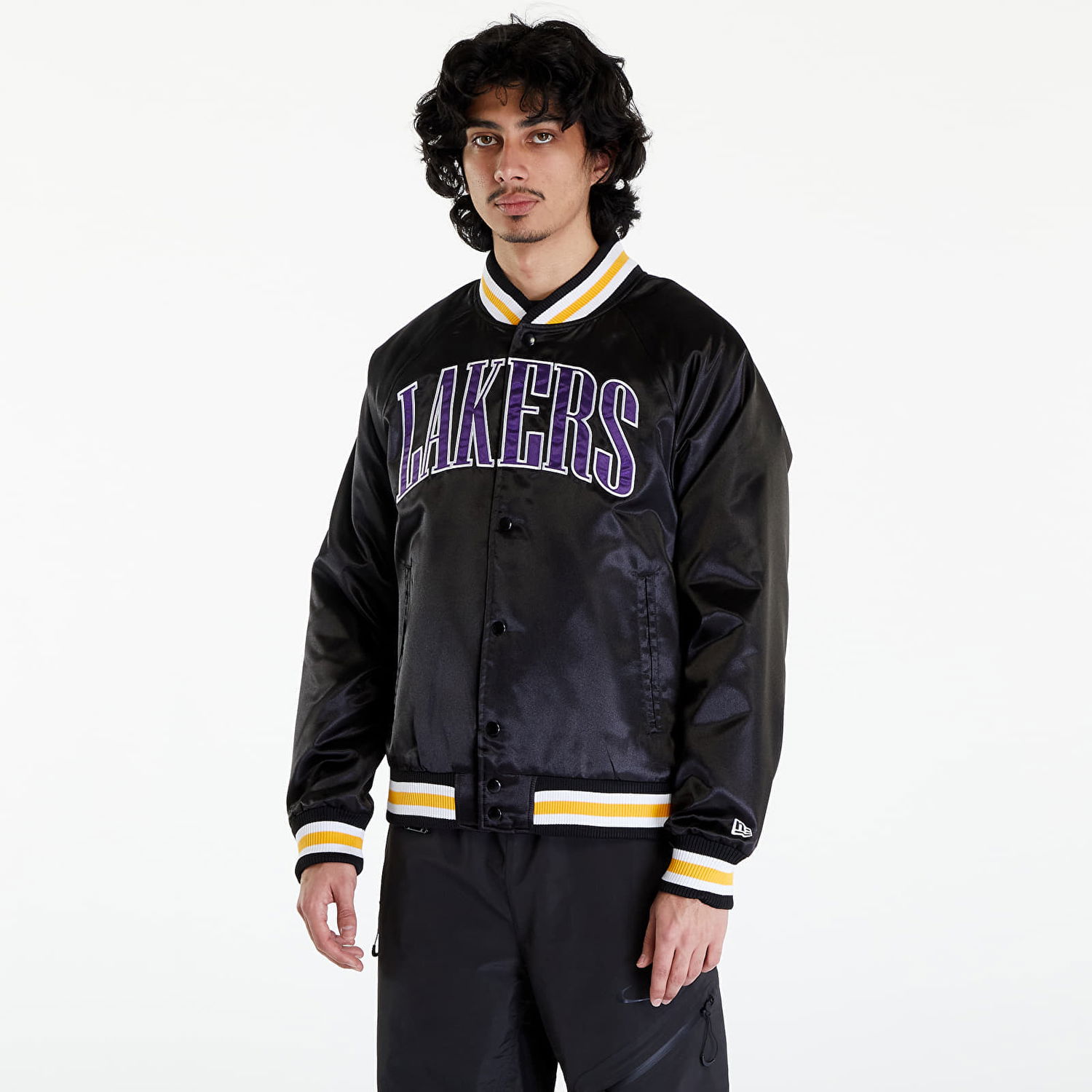 Bomberjakke New Era LA Lakers NBA Applique Satin Bomber Jacket UNISEX Black/ True Purple Sort | 60435452, 0