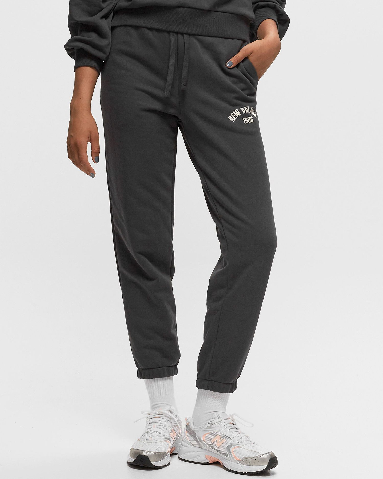 Joggingbukser New Balance Essentials Varsity Fleece Sweatpants Sort | WP33551-ACK, 1