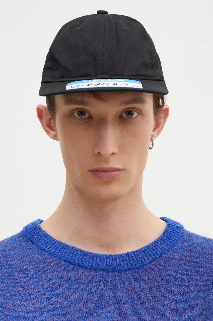 Kasket VETEMENTS My Name Sticker Black Cap Sort | UA66CA110B, 1