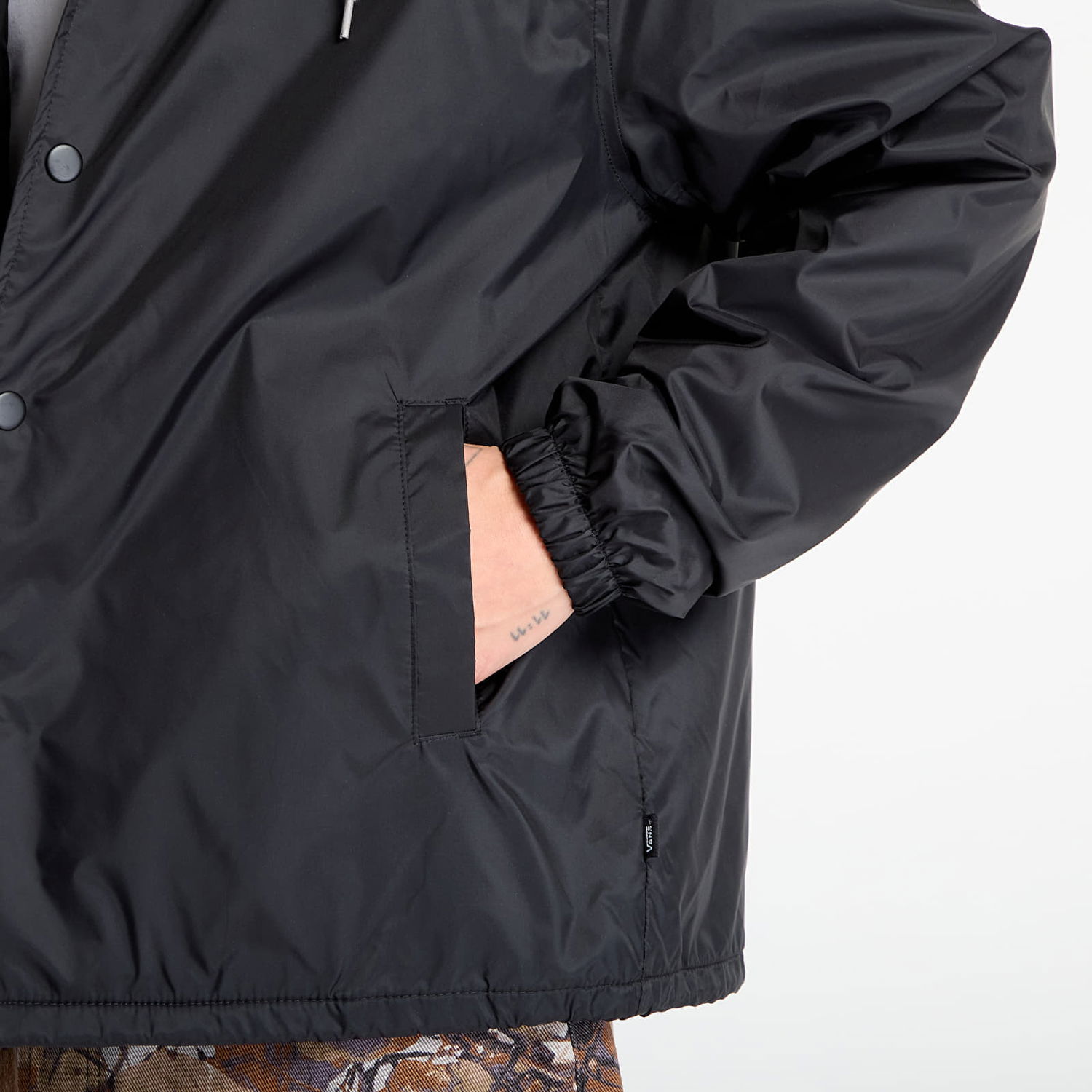 Jakke Vans Riley Hooded Coaches Jacket Sort | VN000P75BLK, 1
